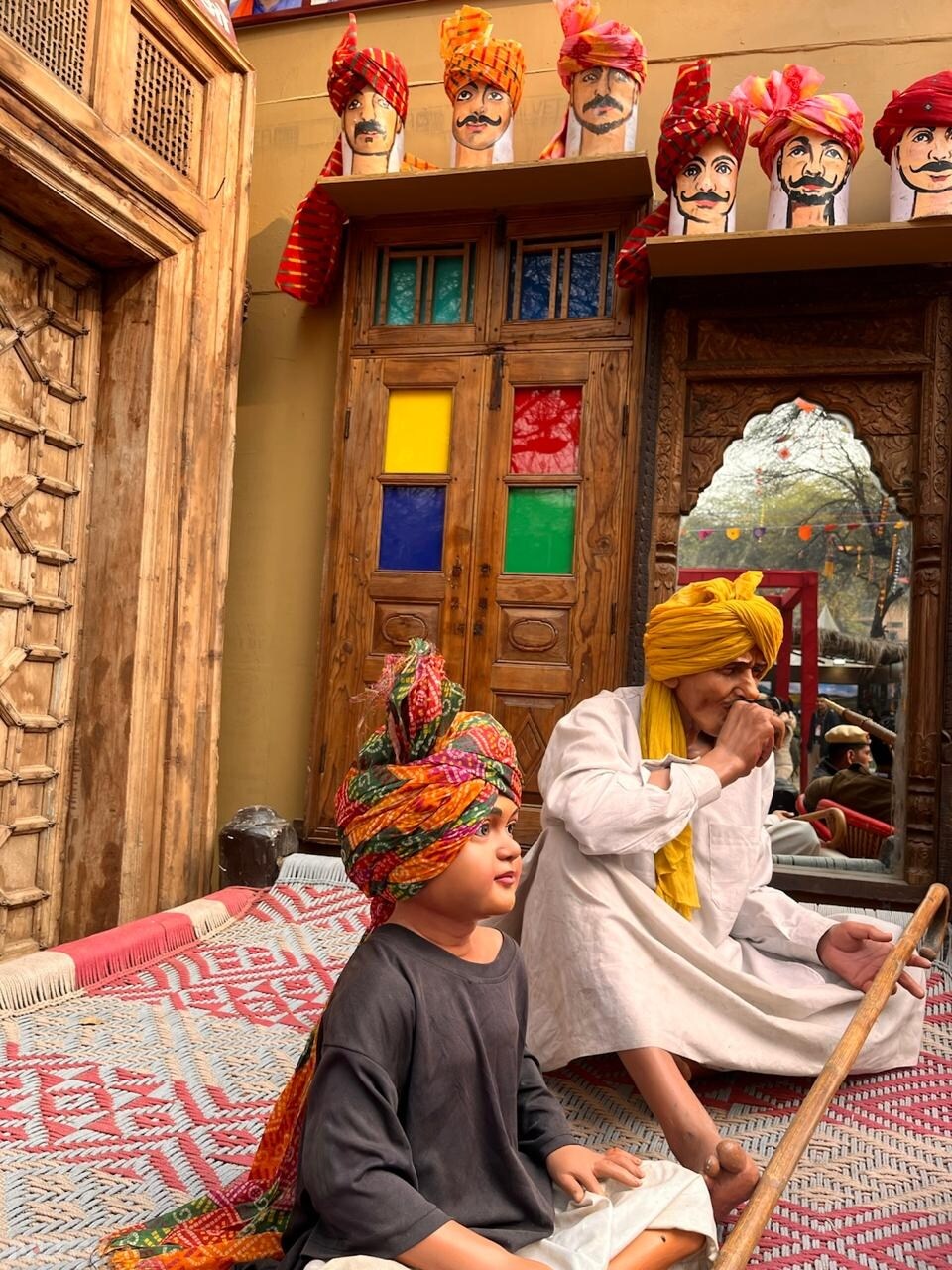 यह जगह काफी बड़ी है. जहां कारीगर, शिल्पकार, खाने-पीने के स्टॉल, सांस्कृतिक मंडप और प्रदर्शन स्थल एक ही छत के नीचे मौजूद हैं.