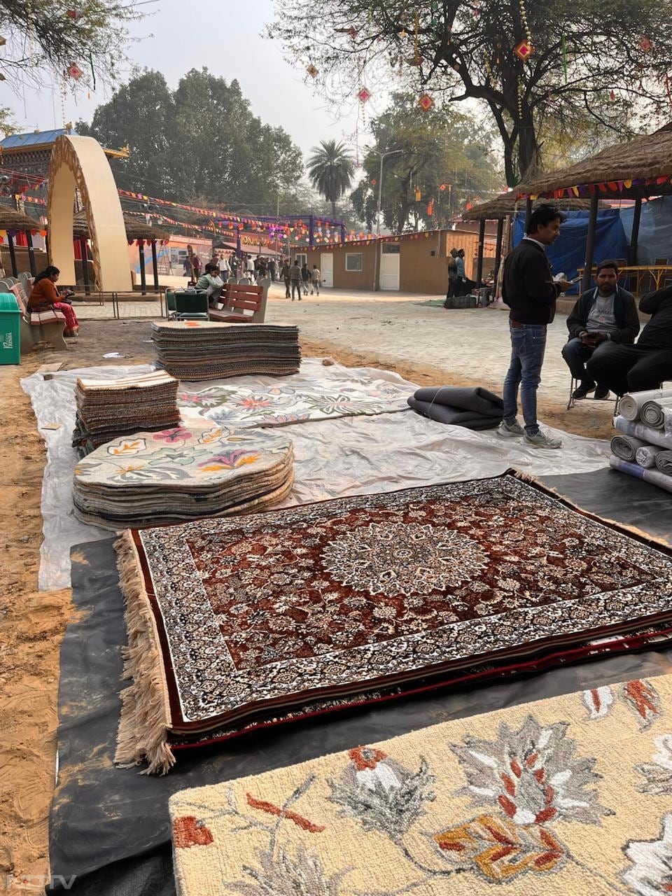 टिकट डीएमआरसी मोबाइल ऐप और चुनिंदा मेट्रो काउंटरों पर भी बुक किए जा सकते हैं.