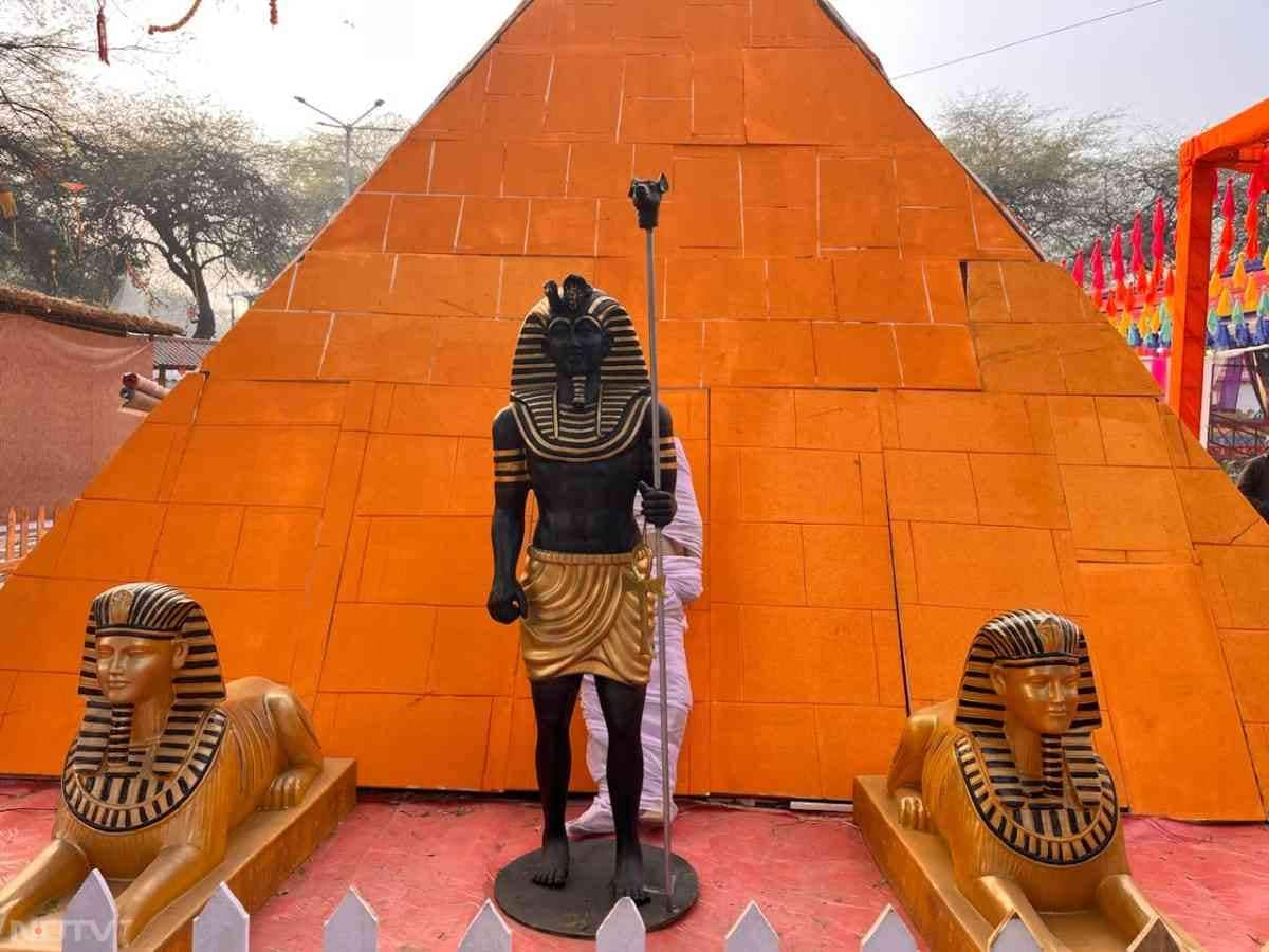 सूरजकुंड मेला दिल्ली से लगभग 20-25 किलोमीटर की दूरी पर स्थित है.