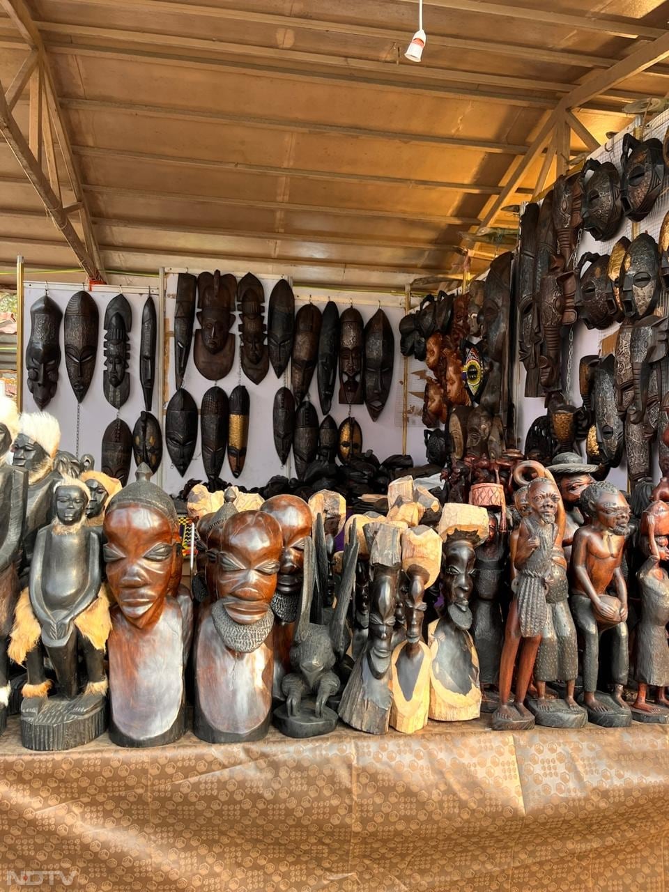 सूरजकुंड मेले के सबसे नजदीक का मेट्रो स्टेशन दिल्ली मेट्रो की वॉयलेट लाइन पर स्थित बदरपुर बॉर्डर मेट्रो स्टेशन है.