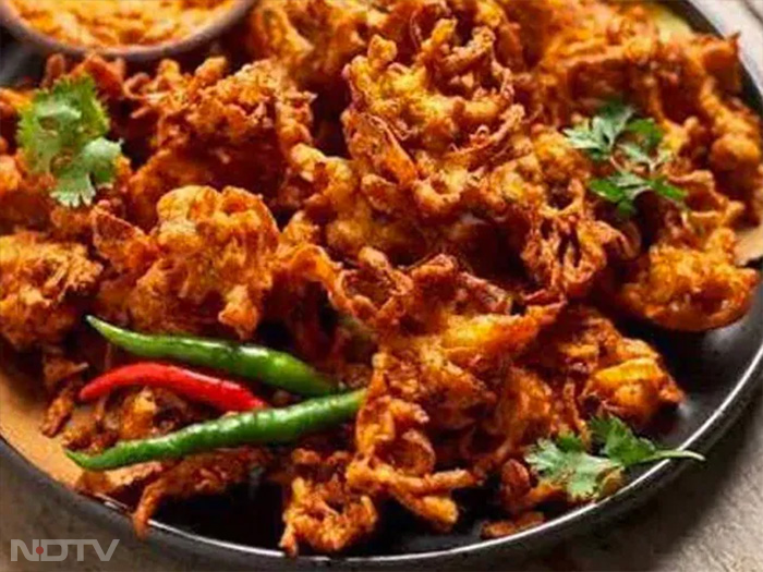 पकौड़े, फ्रेंच फ्राइज़, समोसे और कचौरी सभी के पसंदीदा भोजन हैं. दूसरी ओर, ये भोजन ब्‍लड में कोलेस्ट्रॉल के लेवल को बढ़ा सकते हैं और ब्‍लड सर्कुलेशन को बाधित कर सकते हैं, जिससे पिंपल बढ़ सकते हैं.