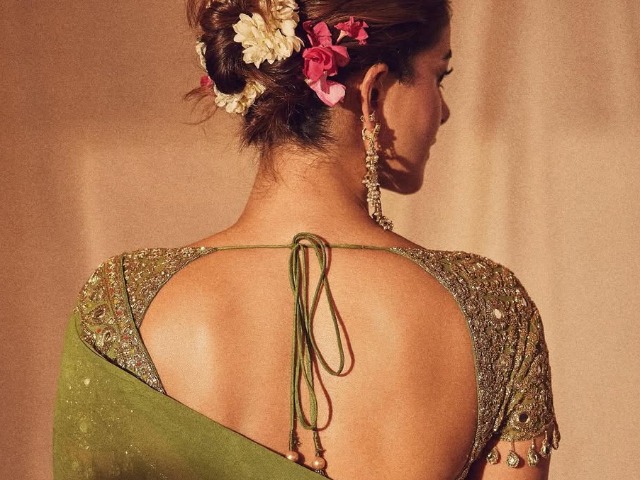 बॉलीवुड एक्&zwj;ट्रेसेज की तरह पहनें ट्रेंडी ब्&zwj;लाउज