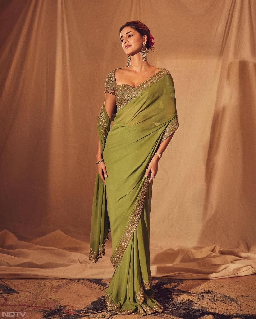 अनन्&zwj;या पांडे की तरह डीप नेक हाफ स्&zwj;लीव्&zwj;स ब्&zwj;लाउज बनवा सकती हैं. ये हर तरह की साड़ी के साथ अच्&zwj;छा लगता है.ananyapanday/Instagram