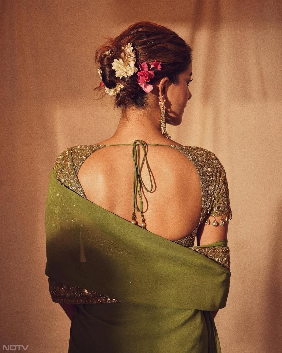 ट्रेंडी ब्&zwj;लाउज हो तो साड़ी की खूबसूरती में चार-चांद लग जाते हैं. देखें बी-टाउन सेलेब्&zwj;स का लेटेस्&zwj;ट फैशन. ananyapanday/Instagram