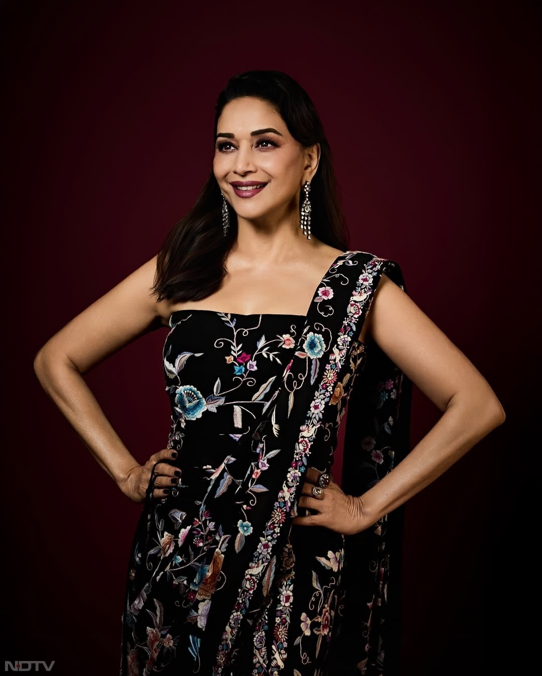 माधुरी ने ऑफ शोल्&zwj;डर ब्&zwj;लाउज पहना है, जो साड़ी को मॉडर्न टच दे रहा है.   madhuridixitnene/Instagram