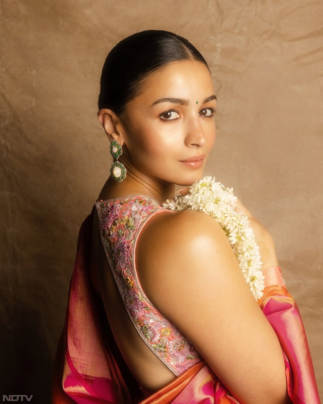 आलिया भट्ट की तरह वी शेप बैकलेस ब्&zwj;लाउज पहन सकती हैं.  aliaabhatt/Instagram