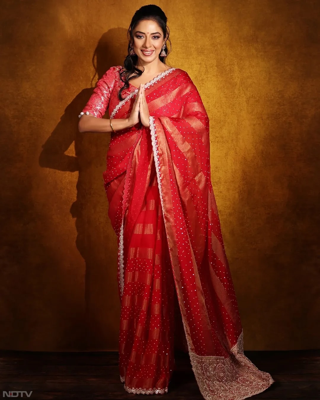 रुपाली गांगुली की ये रेड कलर की साड़ी हर फंक्&zwj;शन के लिए परफेक्&zwj;ट है. rupaliganguly/Instagram