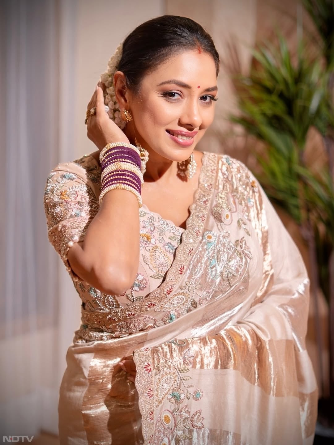 लाइट कलर की ऐसी साड़ि&zwj;यां भी काफी अच्&zwj;छी लगती हैं. इनका ब्&zwj;लाउज हेवी होता है. rupaliganguly/Instagram