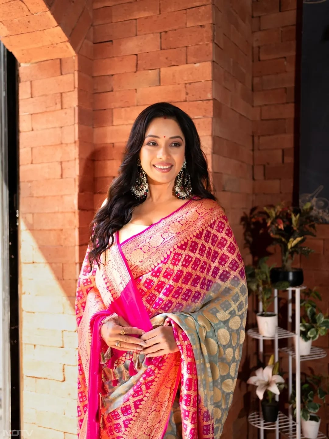 सिल्&zwj;क की डबल टोंड साड़ी भी पहन सकती हैं, ये हमेशा ट्रेंड में रहती हैं. rupaliganguly/Instagram