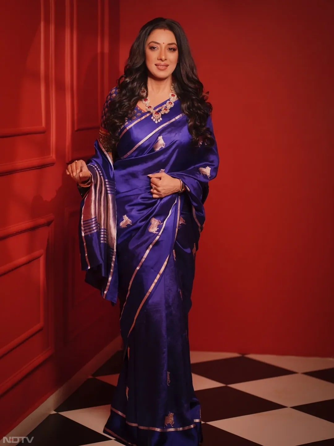 रुपाली गांगुली की तरह ब्राइट कलर की साड़&zwj;ियां आप भी पर खूब फबेंगी. rupaliganguly/Instagram