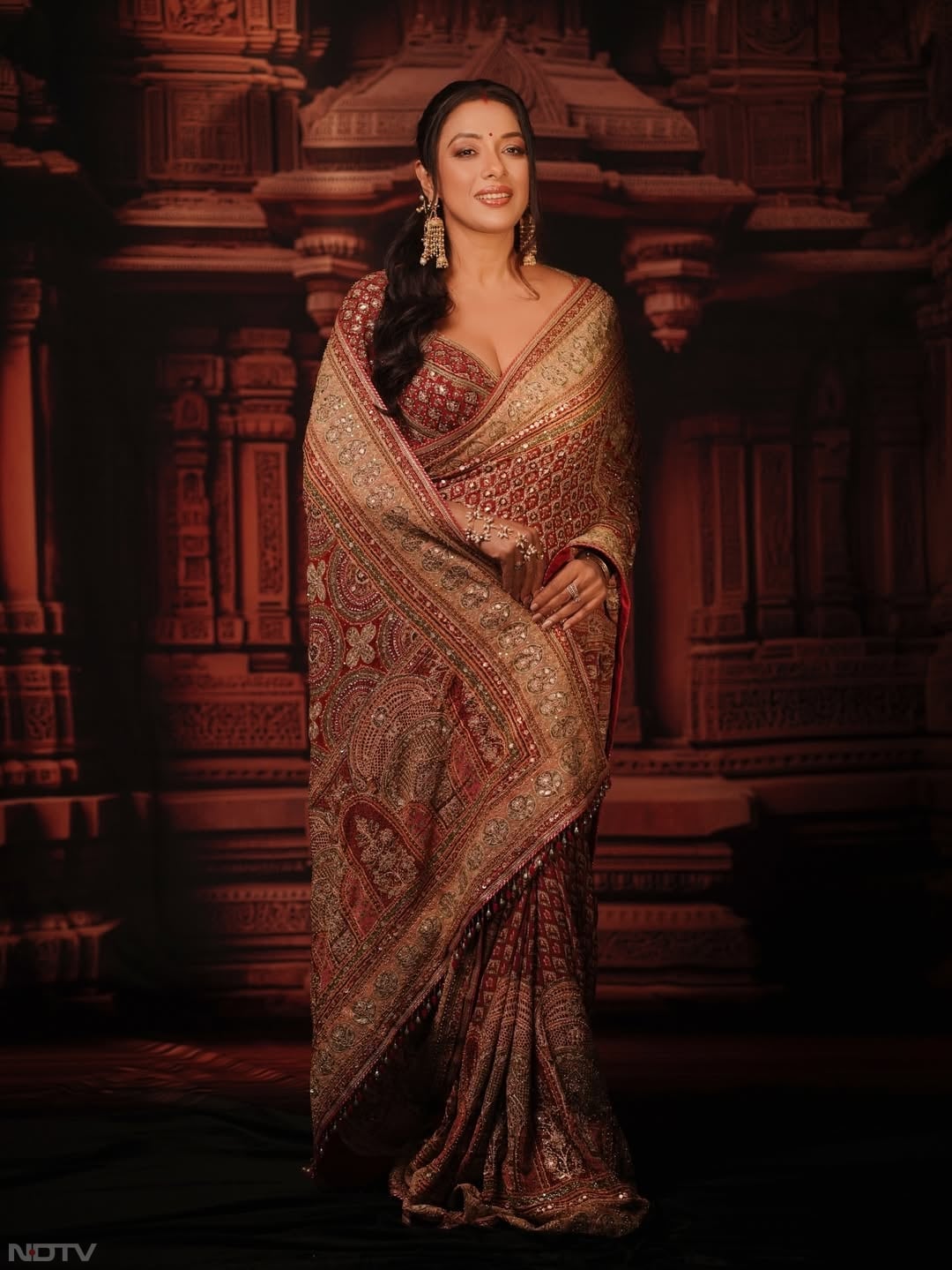 हैवी कारीगरी वाली साड़ि&zwj;यां एलीगेंट लुक देती हैं. rupaliganguly/Instagram
