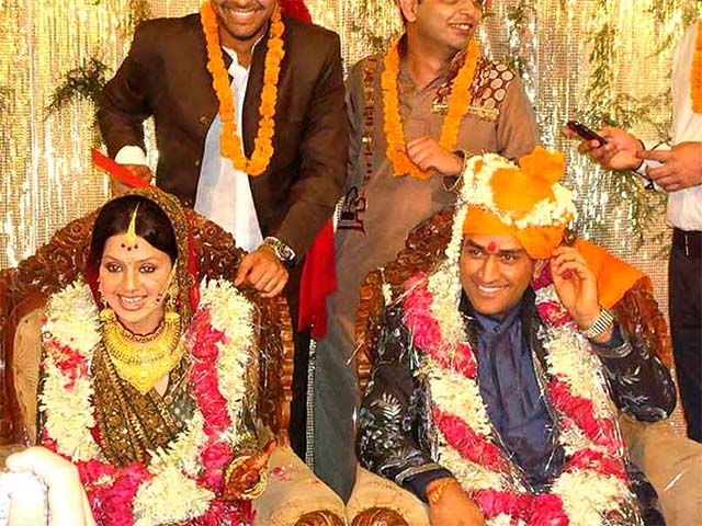 विराट-अनुष्का से धोनी-साक्षी तक, देखें क्रिकेटर्स की Wedding Photos
