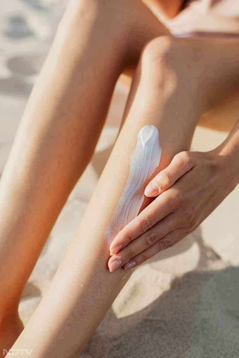 ज्यादा गर्म पानी से नहाने से स्किन पर मौजूद नेचुरल ऑयल निकल जाता है, जिससे स्किन और ज्यादा ड्राई हो सकती है. इसलिए स्किन टाइप के मुताबिक मॉइस्चराइजर का उपयोग करें.Pic Credit- Pexels