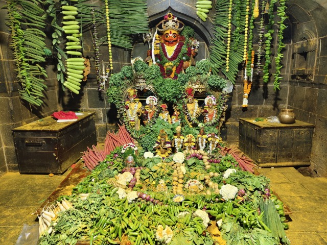 Jejuri Temple : जेजुरी गडावर शाकंभरी उत्सव साजरा; गाभाऱ्यात फळभाज्या आणि पालेभाज्यांची आरास