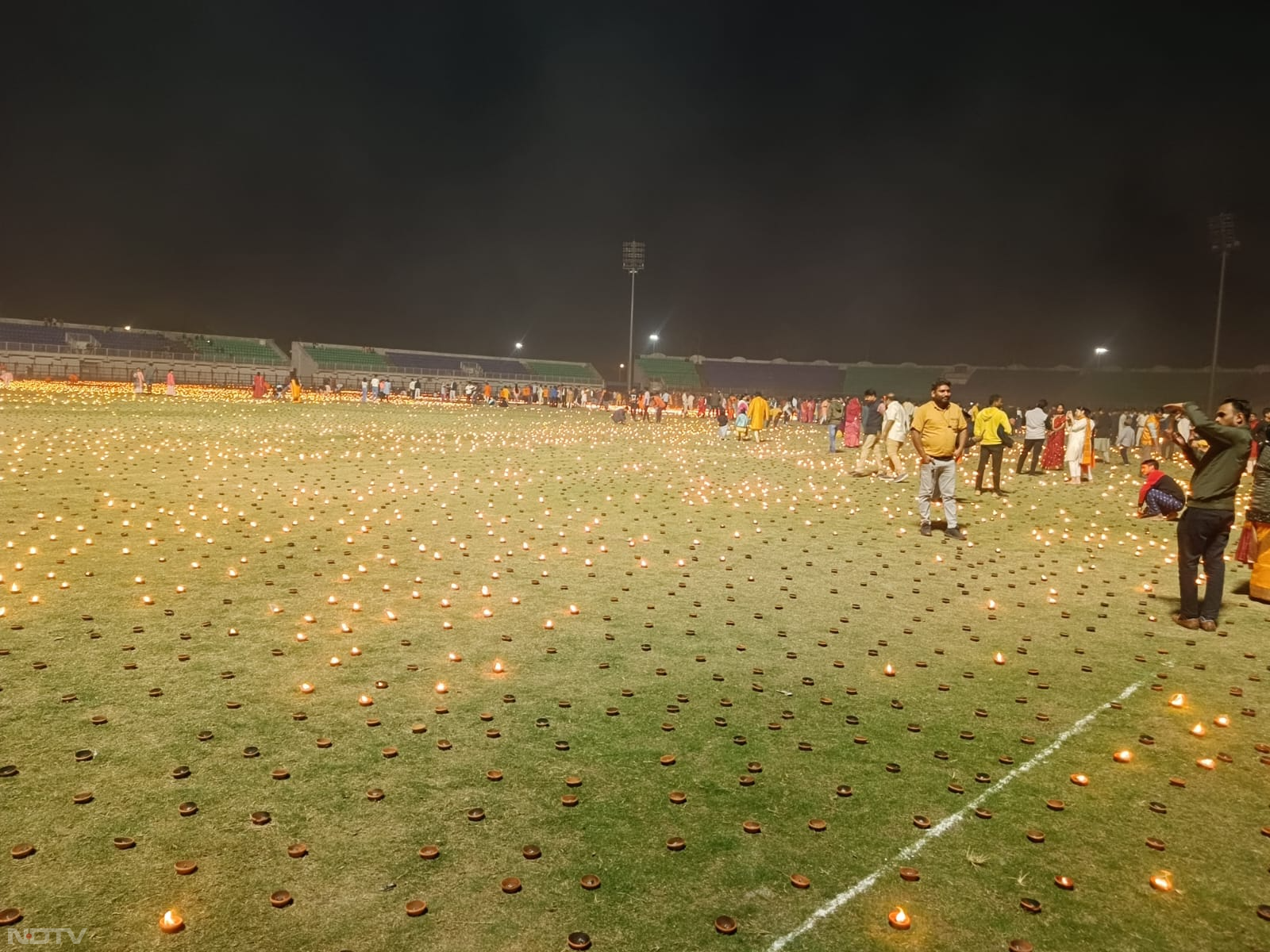 Ram lala celebration in Chhattisgarh: राजनांदगांव के दिग्विजय स्टेडियम में ढाई लाख से अधिक दिए जलाकर उत्सव मनाया गया. इस दौरान सैकड़ो की संख्या में लोग मौजूद रहे.