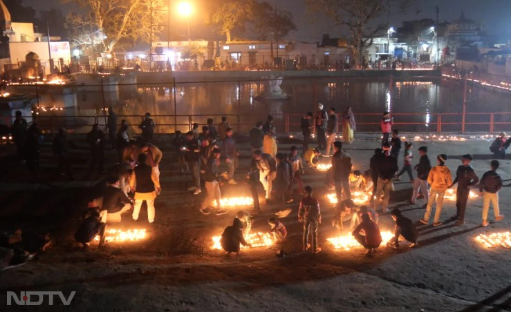 Ram lala celebration in Chhattisgarh: अवध में रामलला के आगमन पर भगवान राम के ननिहाल छत्तीसगढ़ में धूमधाम से रामोत्सव मनाया गया. इस मौके पर कवर्धा में 21 हजार दिए जलाकर दिवाली मनाई गई.