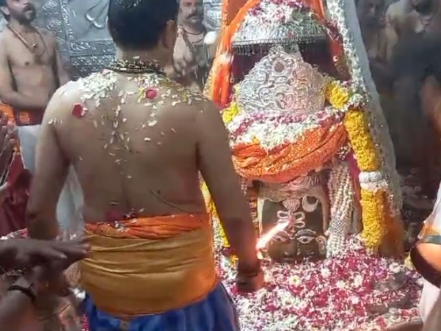 Holi in Mahakal: महाकाल मंदिर में  भक्तों ने 51 क्विंटल फूलों से खेली गई होली, देखें बाबा के दरबार की मनमोहक तस्वीरें