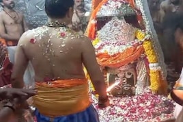 Holi in Mahakal: महाकाल मंदिर में  भक्तों ने 51 क्विंटल फूलों से खेली गई होली, देखें बाबा के दरबार की मनमोहक तस्वीरें