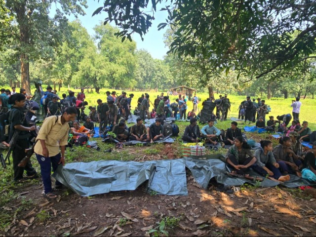 देखें फोटो: छत्तीसगढ़ का सबसे बड़ा नक्सल सरेंडर, जिससे खौफ खाता था माड़ का इलाका उस नक्सली ने साथियों संग डाल दिए हथियार