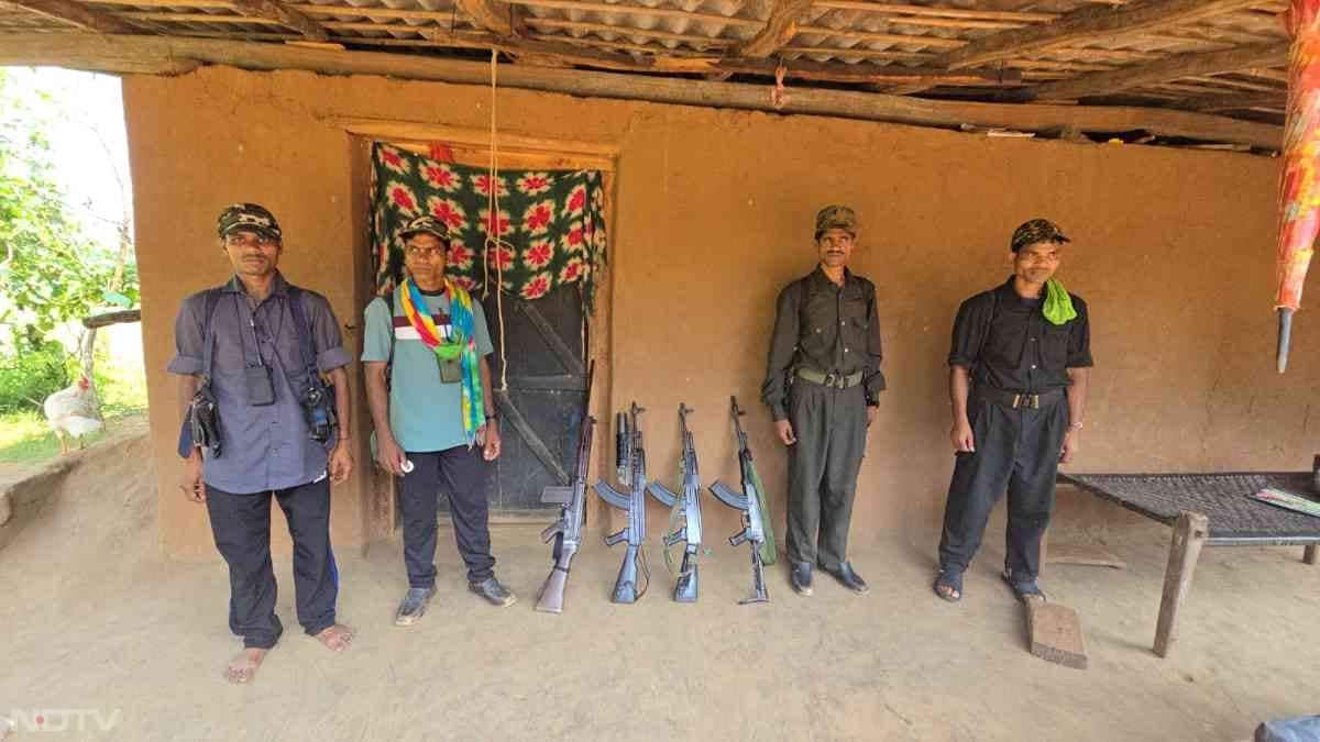 खूंखार नक्सली उत्तर पश्चिम सब जोनल प्रभारी रूपेश ने इंद्रावती नदी को पार कर भैरमगढ़ पहुंच पुलिस अफसरों के सामने हथियार डाल दिए हैं. इसमें कई महिलाएं भी शामिल हैं.  (फोटो- विकास तिवारी, कंटेंट- अंबु शर्मा)