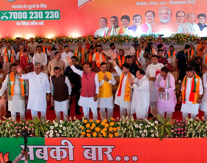 मध्य प्रदेश में भाजपा अध्यक्ष जेपी नड्डा ने हरी झंडी दिखाकर 'जन आशीर्वाद यात्रा' का किया शुभारंभ