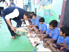 छत्तीसगढ़ : इस IAS अफसर ने जन्म दिन पर बच्चों को भोज का न्योता देकर खुद परोसा भोजन, देखें तस्वीरें