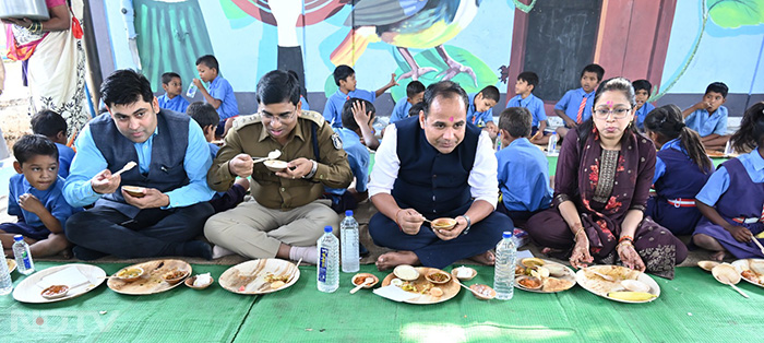 कलेक्टर ने इन स्कूली बच्चों के बीच बैठ पत्नी डॉ सुनिता सिंह और दोनों बच्चे आद्या सिंह और अक्षरा सिंह के साथ भोजन किया.