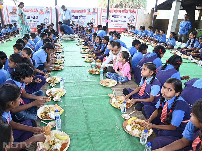 उनके साथ एसपी संतोष सिंह, डीएफओ विश्वेश्वर राय, नगर निगम आयुक्त अबिनाश मिश्रा और जिला पंचायत के सीईओ विश्वदीप ने भी भोजन परोसा.

फोटो-कंटेंट- अंबु शर्मा