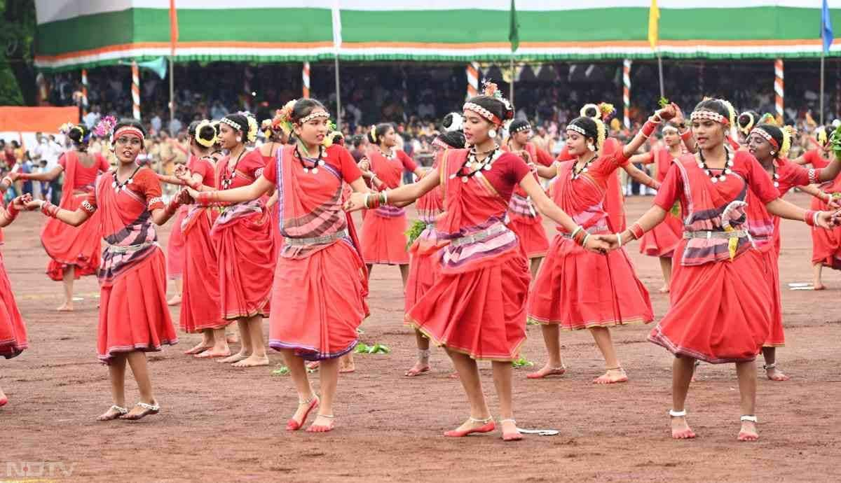 स्वतंत्रता दिवस के अवसर पर रायपुर में आयोजित मुख्य समारोह में आज आठ सौ से अधिक स्कूली छात्र-छात्राओं ने आकर्षक सांस्कृतिक कार्यक्रम का प्रदर्शन किया.