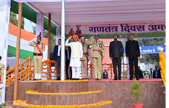 जगदलपुर में सीएम विष्णु देव साय ने कहा कि आज के दिन, भारत के अमृत काल में, 75वें गणतंत्र दिवस के रूप में एक सुनहरी कड़ी जुड़ रही है. यह पावन अवसर हमारे देश के महान संविधान की सफलता का सबसे बड़ा पर्व है. इस अवसर पर मैं महान नेताओं और विभिन्न क्षेत्रों में उत्कृष्ट काम करते हुए देश को इस गौरवशाली मुकाम पर पहुंचाने वाली सभी विभूतियों को नमन करता हूं.