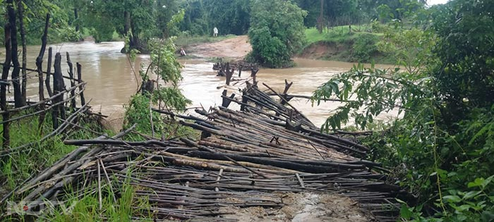 सात दशकों से इस क्षेत्र के ग्रामीण श्रमदान कर इस नाले पर बांस-बल्ली के सहारे लड़की का अस्थाई पुल बनाते आ रहे है.