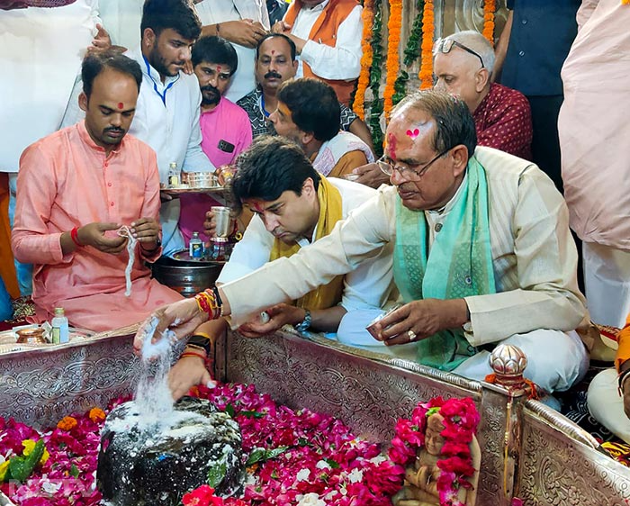 केंद्रीय नागरिक उड्डयन मंत्री ज्योतिरादित्य सिंधिया ने मध्य प्रदेश के मुख्यमंत्री शिवराज सिंह चौहान के साथ रविवार को ग्वालियर के अचलेश्वर मंदिर में शिव लिंग का अभिषेक किया. फोटो: एएनआई