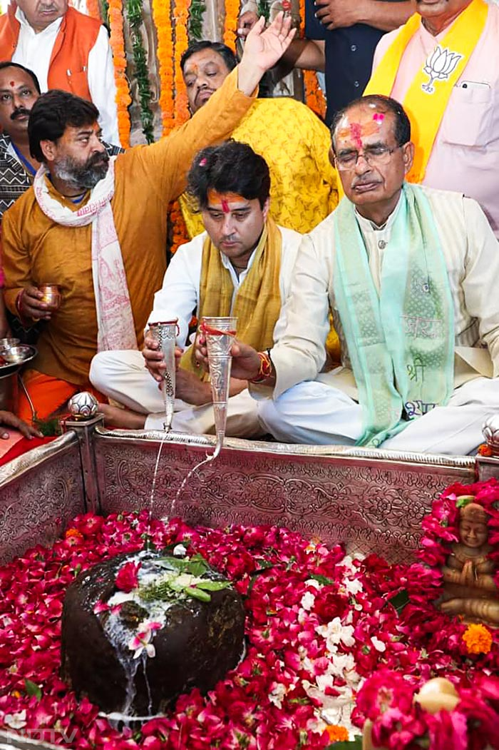 अचलेश्वर मंदिर में पूजा-अर्चना करते हुए केंद्रीय नागरिक उड्डयन मंत्री ज्योतिरादित्य सिंधिया और मध्य प्रदेश के मुख्यमंत्री शिवराज सिंह. फोटो: एएनआई