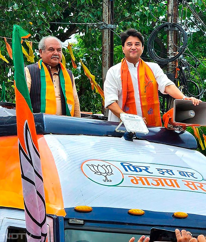 मध्यप्रदेश में भाजपा की 'जन आशीर्वाद यात्रा' के दौरान केंद्रीय मंत्री नरेंद्र सिंह तोमर और ज्योतिरादित्य सिंधिया को देखा गया. फोटो: पीटीआई