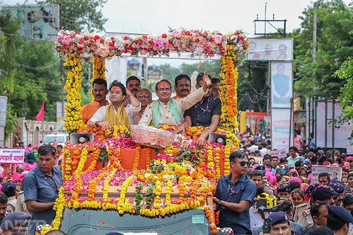 मध्य प्रदेश के मुख्यमंत्री शिवराज सिंह चौहान और केंद्रीय नागरिक उड्डयन मंत्री ज्योतिरादित्य सिंधिया ने ग्वालियर में एक रोड शो किया. फोटो: पीटीआई