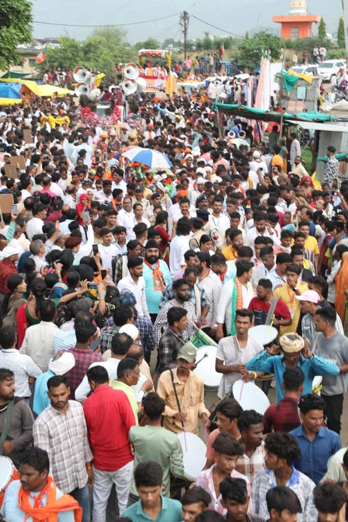 मुख्यमंत्री के इस रोड शो में जनता की भारी भीड़ नजर आई. जनता का प्‍यार देखते हुए मुख्यमंत्री शिवराज ने अपने ट्विटर हैंडल पर लिखा,बड़वानी की सड़कों पर उमड़ा यह विशाल जनसैलाब भाजपा के सुशासन और विकास की गवाही है. इस प्रेम, विश्वास और आत्मीयता के लिए दिल से आभारी हूं. (ट्विटर: ChouhanShivraj)