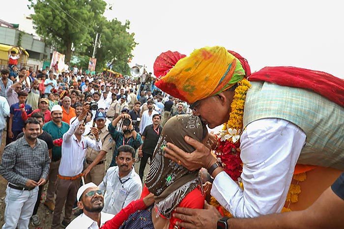 रोड शो के दौरान लोग सीएम शिवराज सिंह चौहान की फोटो लेते हुए नजर आए. (फोटो: पीटीआई)