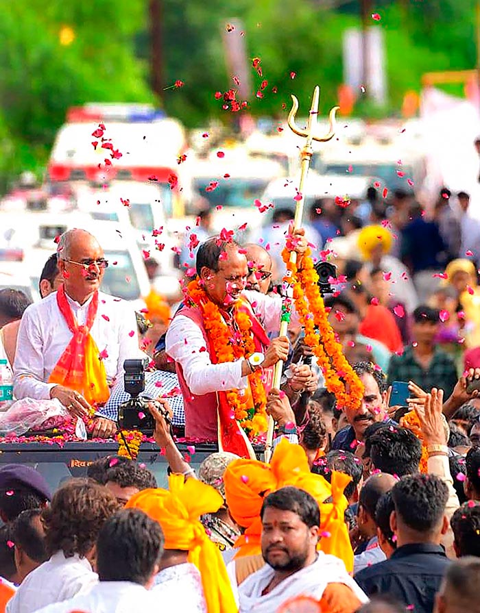 मध्यप्रदेश के मुख्यमंत्री शिवराज सिंह चौहान ने रविवार(16 जुलाई) को बड़वानी जिले में एक रोड शो किया. (ट्विटर: ChouhanShivraj)