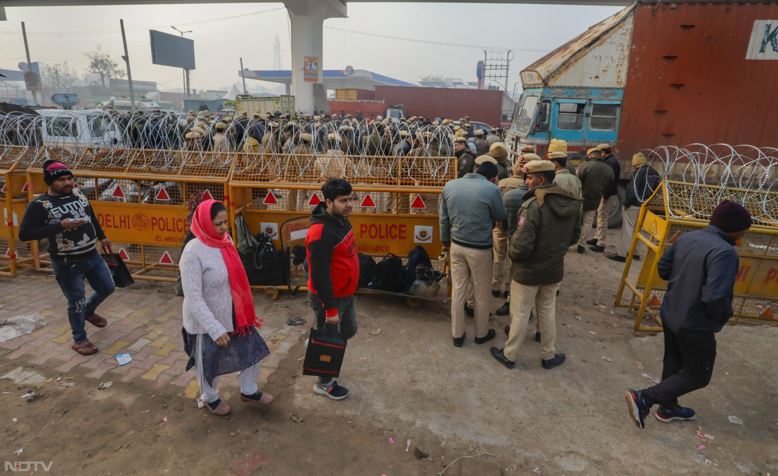 Farmers Delhi March: कंटीले तार,  सीमेंट और रोड रोलर, बैरिकेडिंग... 'दिल्ली मार्च' के दौरान किसानों को रोकने के लिए नाकाबंदी