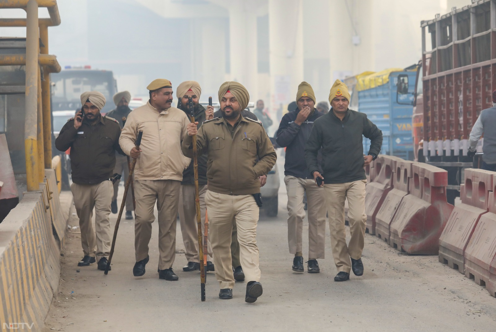 किसानों के दिल्ली चलो मार्च को देखते हुए टिकरी बॉर्डर पर भारी संख्या में सुरक्षाकर्मी तैनात किए गए हैं. (प्रिया शर्मा) (फोटो-पीटीआई)