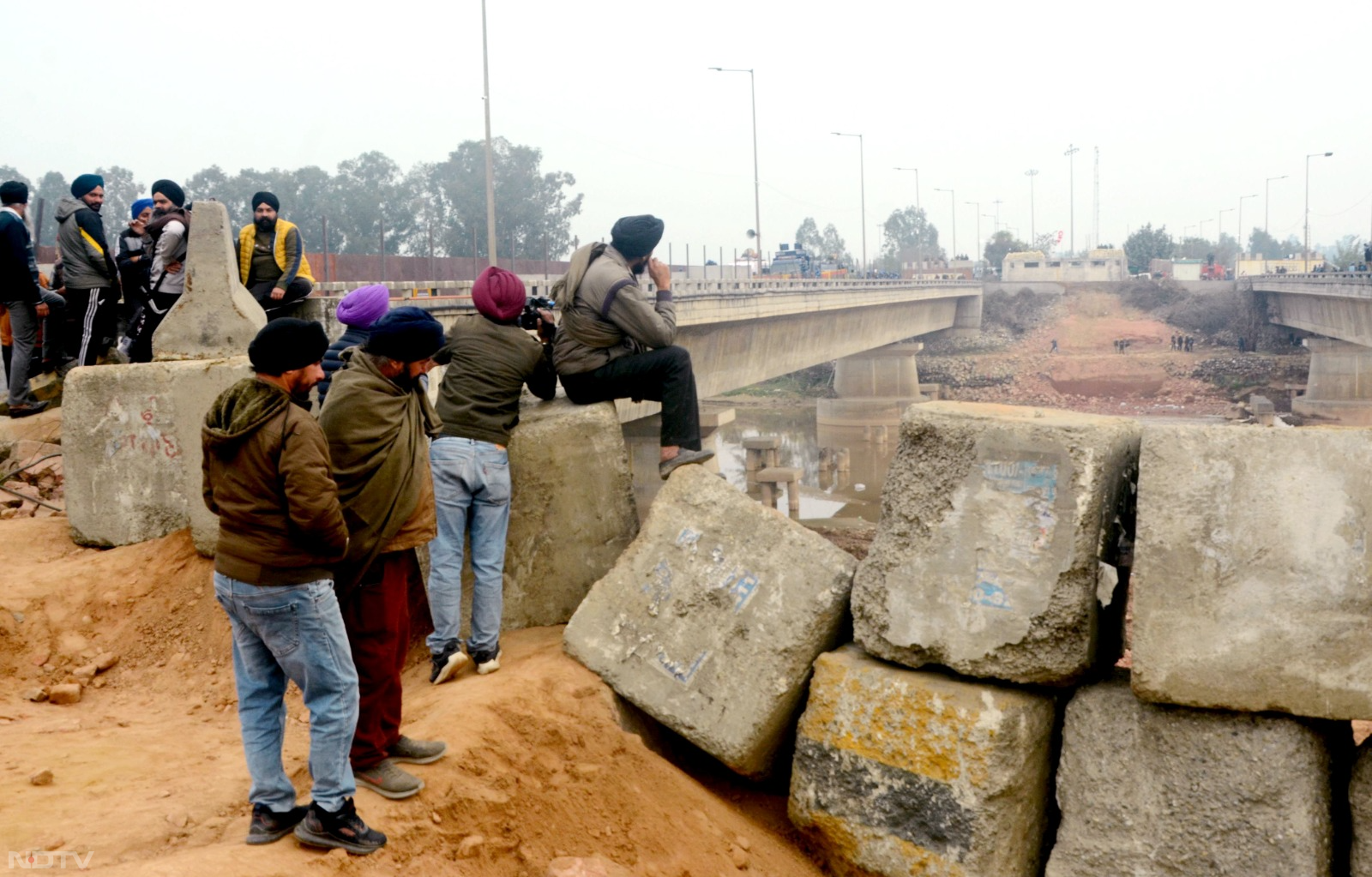 पंजाब-हरियाणा बॉर्डर पर सीमेंट के बैरिकेड्स लगाए गए हैं. बता दें कि किसानों ने 13 फरवरी को 'दिल्ली चलो' विरोध मार्च का आह्वान किया है. (प्रिया शर्मा) (फोटो-पीटीआई)