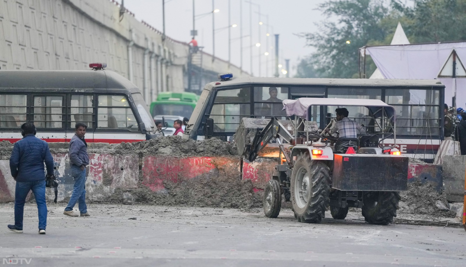 गाज़ीपुर सीमा पर भी बैरिकेड लगाए गए, ताकि किसान दिल्ली कुच ना कर सके. (प्रिया शर्मा) (फोटो-पीटीआई)