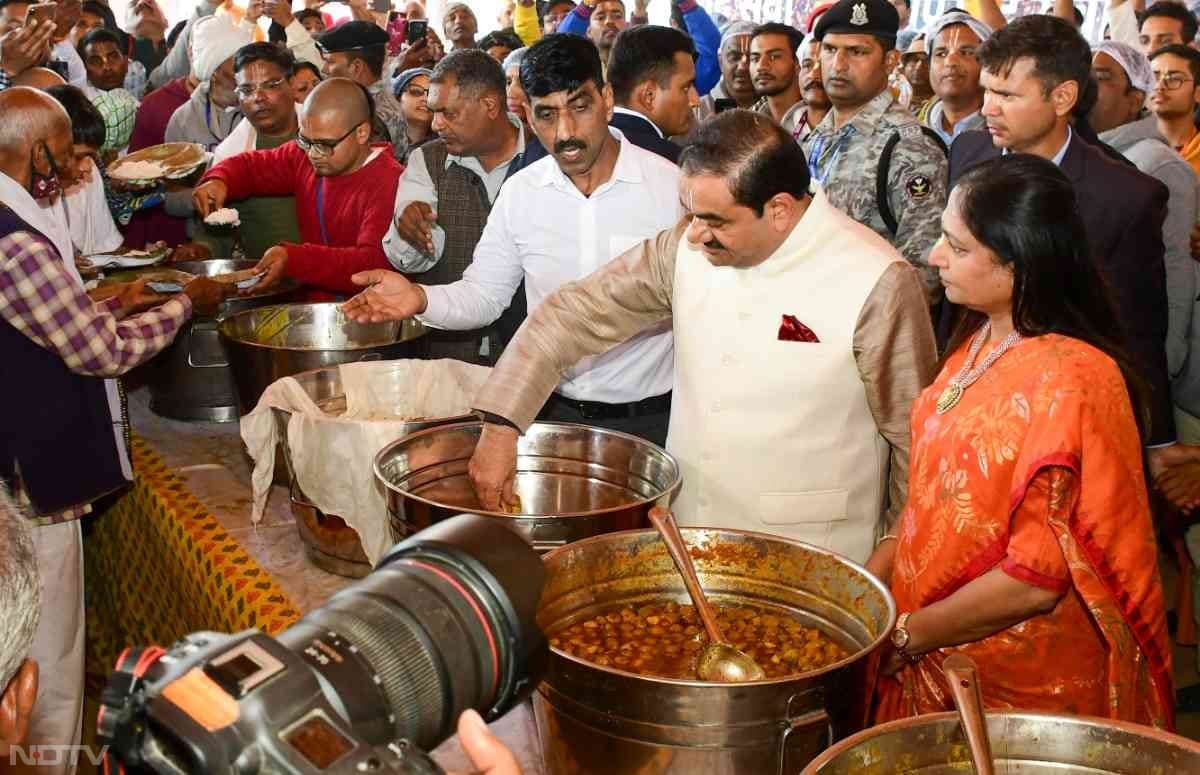 जानकारी के लिए बता दें कि अदाणी ग्रुप और इस्कॉन की तरफ मिलकर महाप्रसादी सेवा चलाई जा रही. इसके बाद गौतम अदाणी ने खुद अपने हाथों से महाप्रसाद बनाया और सेवा में भाग लिया.