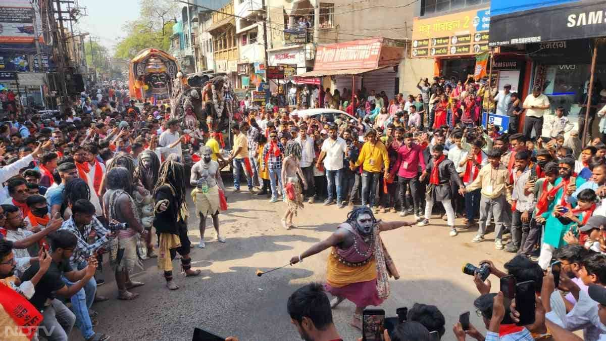 छत्तीसगढ़ के राजनांदगांव में इस साल भी बाबा महाकाल की भव्य शोभायात्रा निकाली गई.