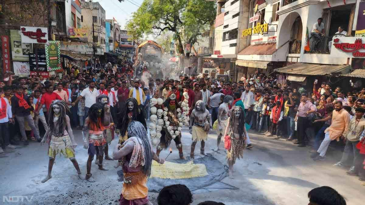 ये शोभायात्रा गुरु नानक चौक से शुरू होकर शहर के कई प्रमुख मार्गों से होते हुए निकली.