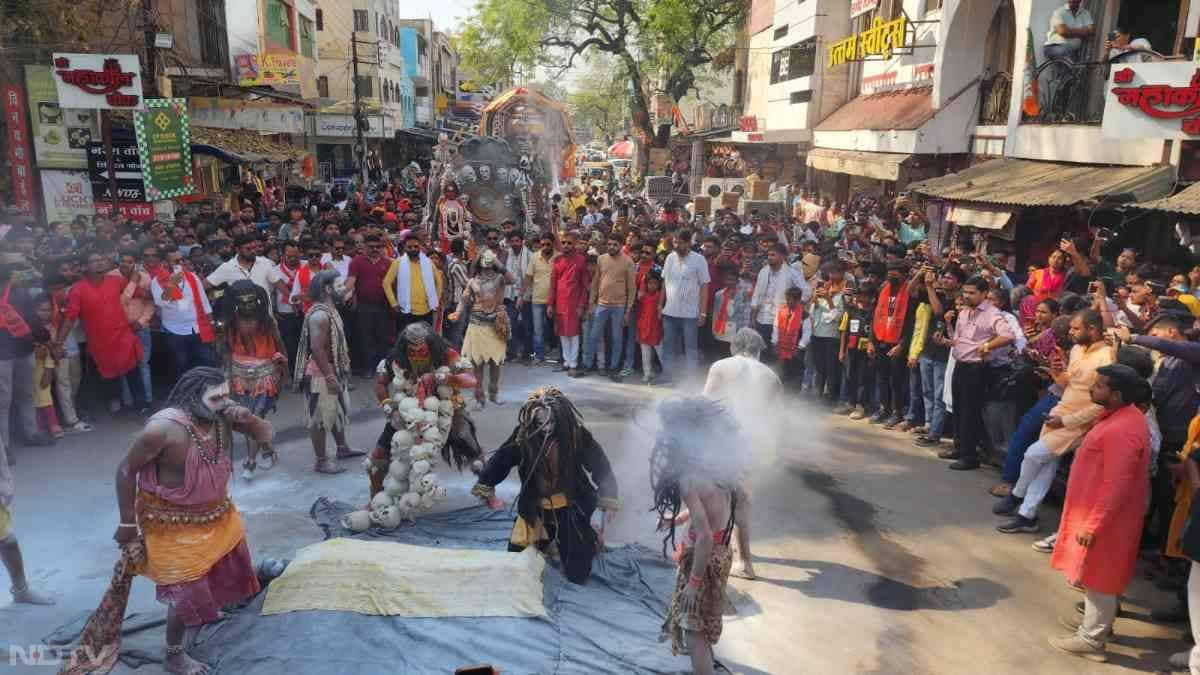 इस शोभायात्रा की सबसे खास बात हरियाणा के सिरसा से आए अघोरियों का नृत्य रहा.