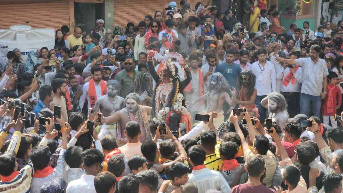 इस शोभायात्रा में कई आकर्षक झांकियां निकाली गई जिसने सभी लोगों का ध्यान खींचा.