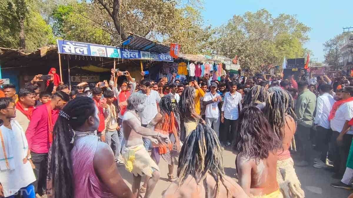 शहरभर से आए हजारों श्रद्धालु इस शोभायात्रा में शामिल हुए. पूरा माहौल भक्ति और श्रद्धा से भर गया.