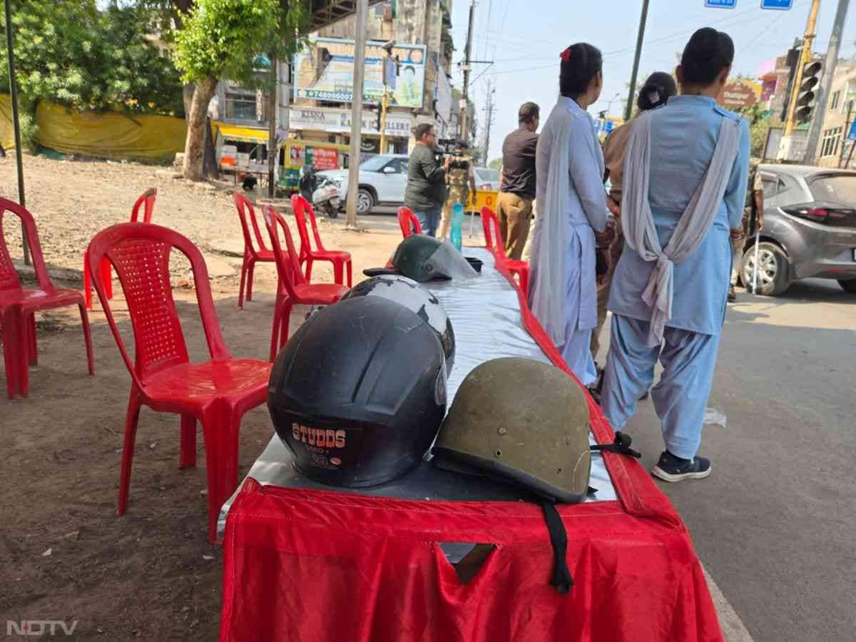 सभी संगठनों ने एक सुर में स्पष्ट किया है कि 15 अक्टूबर को ग्वालियर जिले में कोई कार्यक्रम नहीं रखा गया है.  हम सब आपसी भाईचारा,शांति एवं सौहार्दपूर्ण वातावरण बनाए रखने के लिए एकजुट हैं.  (फोटो/कंटेंट- देवश्री माली, एडिट-अंबु शर्मा)