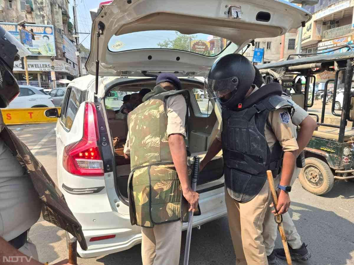 इसके बाद भी ग्वालियर की पुलिस अलर्ट मोड पर है. एहतियातन ग्वालियर जिले की सीमाओं सहित संपूर्ण जिले में जिला प्रशासन व पुलिस द्वारा कानून -व्यवस्था एवं शांति बनाए रखने के लिए सुरक्षा के पुख्ता इंतजाम किए गए हैं और चप्पे -चप्पे पर नज़र रखी जा रही है.  (फोटो/कंटेंट- देवश्री माली, एडिट-अंबु शर्मा)